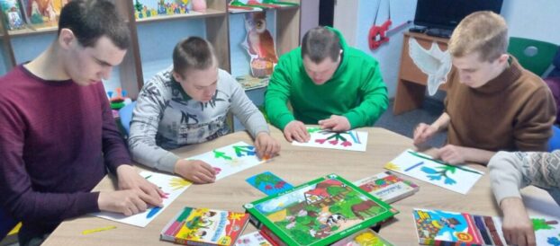 Конкурс малюнків і виробів із пластиліну “Весняні квіти”