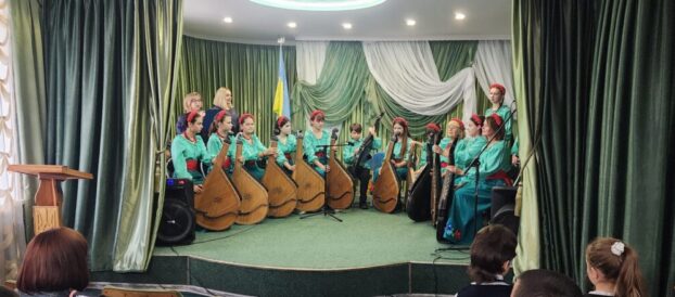 Скрипка, гітара і бандура нам грали – Гарний настрій всім подарували…